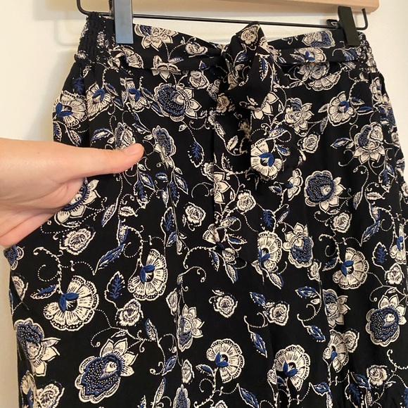 Francesca’s floral wide leg pants - Picture 4 of 7